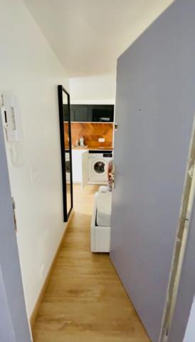 "Versailles Quartier Notre-Dame Rue de la Paroisse" Charmant studio meublé au dernier étage ! Loyer 750 €/mois charges comprises **  - Référence  28016