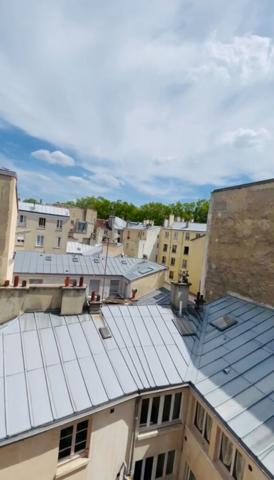 "Versailles Quartier Notre-Dame Rue de la Paroisse" Charmant studio meublé au dernier étage ! Loyer 750 €/mois charges comprises **  - Référence  28016