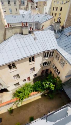 "Versailles Quartier Notre-Dame Rue de la Paroisse" Charmant studio meublé au dernier étage ! Loyer 750 €/mois charges comprises **  - Référence  28016