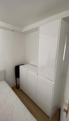 "Versailles Quartier Notre-Dame Rue de la Paroisse" Charmant studio meublé au dernier étage ! Loyer 750 €/mois charges comprises **  - Référence  28016