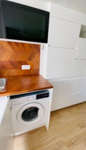 "Versailles Quartier Notre-Dame Rue de la Paroisse" Charmant studio meublé au dernier étage ! Loyer 750 €/mois charges comprises **  - Référence  28016