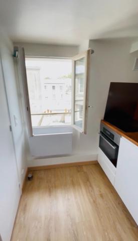 "Versailles Quartier Notre-Dame Rue de la Paroisse" Charmant studio meublé au dernier étage ! Loyer 750 €/mois charges comprises **  - Référence  28016