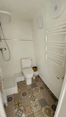 "Versailles Quartier Notre-Dame Rue de la Paroisse" Charmant studio meublé au dernier étage ! Loyer 750 €/mois charges comprises **  - Référence  28016