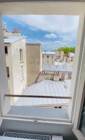 "Versailles Quartier Notre-Dame Rue de la Paroisse" Charmant studio meublé au dernier étage ! Loyer 750 €/mois charges comprises **  - Référence  28016