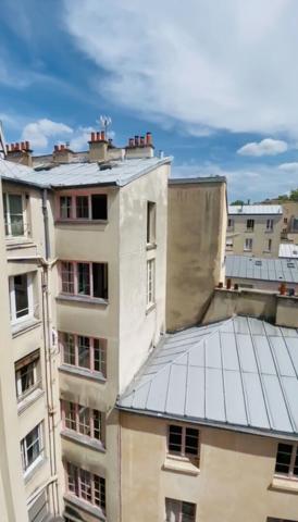 "Versailles Quartier Notre-Dame Rue de la Paroisse" Charmant studio meublé au dernier étage ! Loyer 750 €/mois charges comprises **  - Référence  28016