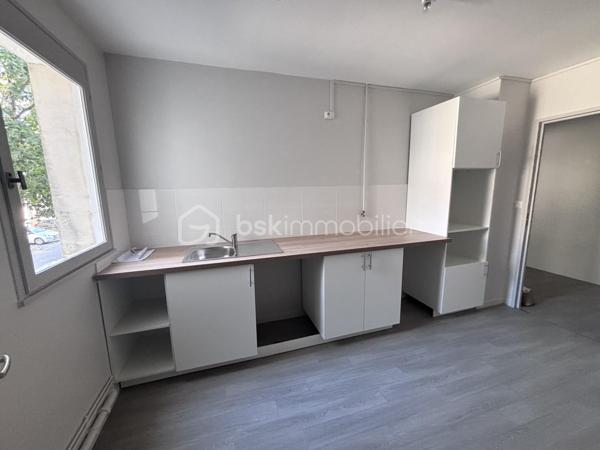 Venez découvrir ce grand type 3 avec de nombreux rangements et sa cuisine aménagée, idéalement situé entre les Halles et le vieux Tours. 

Au premier étage sans ascenseur, murs et sols refaits à neuf, il ne vous reste qu'à changer les huisseries en simple vitrage actuellement. Il est complété d'une cave. 

Ce bien est idéal pour une acquisition en résidence principal, car soumis à plafonds de loyer sur de l'investissement locatif. 

Charges mensuelles de 250€ incluant Chauffage, eau chaude, et charges d'entretien des communs.