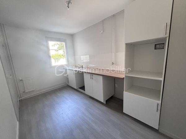 Venez découvrir ce grand type 3 avec de nombreux rangements et sa cuisine aménagée, idéalement situé entre les Halles et le vieux Tours. 

Au premier étage sans ascenseur, murs et sols refaits à neuf, il ne vous reste qu'à changer les huisseries en simple vitrage actuellement. Il est complété d'une cave. 

Ce bien est idéal pour une acquisition en résidence principal, car soumis à plafonds de loyer sur de l'investissement locatif. 

Charges mensuelles de 250€ incluant Chauffage, eau chaude, et charges d'entretien des communs.