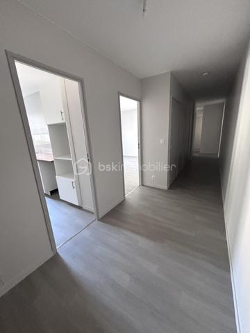 Venez découvrir ce grand type 3 avec de nombreux rangements et sa cuisine aménagée, idéalement situé entre les Halles et le vieux Tours. 

Au premier étage sans ascenseur, murs et sols refaits à neuf, il ne vous reste qu'à changer les huisseries en simple vitrage actuellement. Il est complété d'une cave. 

Ce bien est idéal pour une acquisition en résidence principal, car soumis à plafonds de loyer sur de l'investissement locatif. 

Charges mensuelles de 250€ incluant Chauffage, eau chaude, et charges d'entretien des communs.