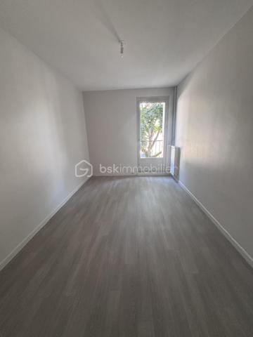 Venez découvrir ce grand type 3 avec de nombreux rangements et sa cuisine aménagée, idéalement situé entre les Halles et le vieux Tours. 

Au premier étage sans ascenseur, murs et sols refaits à neuf, il ne vous reste qu'à changer les huisseries en simple vitrage actuellement. Il est complété d'une cave. 

Ce bien est idéal pour une acquisition en résidence principal, car soumis à plafonds de loyer sur de l'investissement locatif. 

Charges mensuelles de 250€ incluant Chauffage, eau chaude, et charges d'entretien des communs.