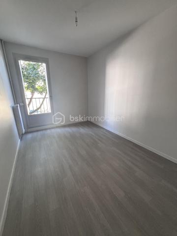 Venez découvrir ce grand type 3 avec de nombreux rangements et sa cuisine aménagée, idéalement situé entre les Halles et le vieux Tours. 

Au premier étage sans ascenseur, murs et sols refaits à neuf, il ne vous reste qu'à changer les huisseries en simple vitrage actuellement. Il est complété d'une cave. 

Ce bien est idéal pour une acquisition en résidence principal, car soumis à plafonds de loyer sur de l'investissement locatif. 

Charges mensuelles de 250€ incluant Chauffage, eau chaude, et charges d'entretien des communs.