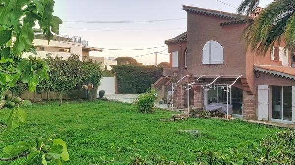 Maison avec 4 chambres à 1,5 km. De Santa Lucia.