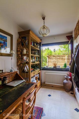 À seulement 5 minutes à pied de l’Institut Saint-Pierre, dans un quartier très recherché à Yerres, cette maison familiale d’environ 150 m² habitables est édifiée sur un terrain clos et arboré de 431 m², à proximité immédiate des commerces et des transports.

En excellent état général et parfaitement entretenue, elle offre des volumes confortables pour une famille et une belle luminosité grâce à son exposition traversante Est/Ouest.

Elle se compose au rez-de-chaussée d’une entrée avec rangements, d’une cuisine récente aménagée et équipée Schmidt , d’un double séjour traversant avec cheminée, lumineux et convivial, d’un bureau idéal pour le télétravail, pouvant devenir une pièce d'eau si besoin, d’un WC indépendant ainsi que d’un cellier / buanderie.

À l’étage, vous trouverez trois belles chambres, un grand dressing pouvant facilement être transformé en quatrième chambre sur ce niveau, , une salle de bains avec WC, une salle d’eau ainsi que de nombreux rangements.

Les combles sont aménagés en un bel espace polyvalent (salle de jeux, atelier, espace détente), offrant également un réel potentiel d’évolution, notamment pour la création d’une suite parentale.

À l’extérieur, le jardin clos et arboré, bien entretenu, propose plusieurs espaces de vie avec deux terrasses idéalement exposées, propices aux moments de détente en famille ou entre amis.

Un garage traversant permettant de stationner deux véhicules, avec espace atelier et rangements, complète ce bien.

Équipements : chaudière gaz récente, double vitrage aluminium, fibre optique.

DPE : D
Situation idéale pour une vie de famille : écoles, commerces et transports accessibles rapidement, avec la forêt de Sénart à seulement 500 mètres.

Visite virtuelle disponible après premier échange par téléphone. 
Je suis disponible 7/7