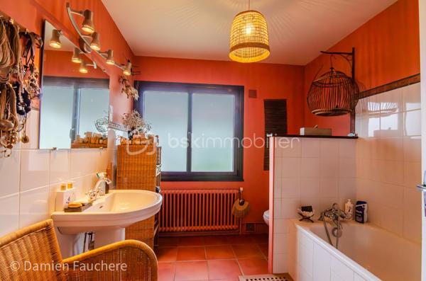 À seulement 5 minutes à pied de l’Institut Saint-Pierre, dans un quartier très recherché à Yerres, cette maison familiale d’environ 150 m² habitables est édifiée sur un terrain clos et arboré de 431 m², à proximité immédiate des commerces et des transports.

En excellent état général et parfaitement entretenue, elle offre des volumes confortables pour une famille et une belle luminosité grâce à son exposition traversante Est/Ouest.

Elle se compose au rez-de-chaussée d’une entrée avec rangements, d’une cuisine récente aménagée et équipée Schmidt , d’un double séjour traversant avec cheminée, lumineux et convivial, d’un bureau idéal pour le télétravail, pouvant devenir une pièce d'eau si besoin, d’un WC indépendant ainsi que d’un cellier / buanderie.

À l’étage, vous trouverez trois belles chambres, un grand dressing pouvant facilement être transformé en quatrième chambre sur ce niveau, , une salle de bains avec WC, une salle d’eau ainsi que de nombreux rangements.

Les combles sont aménagés en un bel espace polyvalent (salle de jeux, atelier, espace détente), offrant également un réel potentiel d’évolution, notamment pour la création d’une suite parentale.

À l’extérieur, le jardin clos et arboré, bien entretenu, propose plusieurs espaces de vie avec deux terrasses idéalement exposées, propices aux moments de détente en famille ou entre amis.

Un garage traversant permettant de stationner deux véhicules, avec espace atelier et rangements, complète ce bien.

Équipements : chaudière gaz récente, double vitrage aluminium, fibre optique.

DPE : D
Situation idéale pour une vie de famille : écoles, commerces et transports accessibles rapidement, avec la forêt de Sénart à seulement 500 mètres.

Visite virtuelle disponible après premier échange par téléphone. 
Je suis disponible 7/7