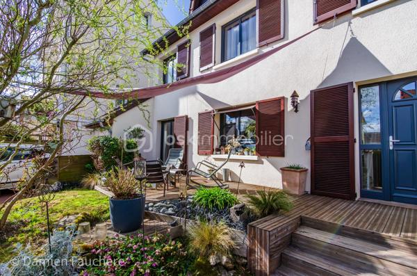 À seulement 5 minutes à pied de l’Institut Saint-Pierre, dans un quartier très recherché à Yerres, cette maison familiale d’environ 150 m² habitables est édifiée sur un terrain clos et arboré de 431 m², à proximité immédiate des commerces et des transports.

En excellent état général et parfaitement entretenue, elle offre des volumes confortables pour une famille et une belle luminosité grâce à son exposition traversante Est/Ouest.

Elle se compose au rez-de-chaussée d’une entrée avec rangements, d’une cuisine récente aménagée et équipée Schmidt , d’un double séjour traversant avec cheminée, lumineux et convivial, d’un bureau idéal pour le télétravail, pouvant devenir une pièce d'eau si besoin, d’un WC indépendant ainsi que d’un cellier / buanderie.

À l’étage, vous trouverez trois belles chambres, un grand dressing pouvant facilement être transformé en quatrième chambre sur ce niveau, , une salle de bains avec WC, une salle d’eau ainsi que de nombreux rangements.

Les combles sont aménagés en un bel espace polyvalent (salle de jeux, atelier, espace détente), offrant également un réel potentiel d’évolution, notamment pour la création d’une suite parentale.

À l’extérieur, le jardin clos et arboré, bien entretenu, propose plusieurs espaces de vie avec deux terrasses idéalement exposées, propices aux moments de détente en famille ou entre amis.

Un garage traversant permettant de stationner deux véhicules, avec espace atelier et rangements, complète ce bien.

Équipements : chaudière gaz récente, double vitrage aluminium, fibre optique.

DPE : D
Situation idéale pour une vie de famille : écoles, commerces et transports accessibles rapidement, avec la forêt de Sénart à seulement 500 mètres.

Visite virtuelle disponible après premier échange par téléphone. 
Je suis disponible 7/7