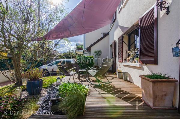 À seulement 5 minutes à pied de l’Institut Saint-Pierre, dans un quartier très recherché à Yerres, cette maison familiale d’environ 150 m² habitables est édifiée sur un terrain clos et arboré de 431 m², à proximité immédiate des commerces et des transports.

En excellent état général et parfaitement entretenue, elle offre des volumes confortables pour une famille et une belle luminosité grâce à son exposition traversante Est/Ouest.

Elle se compose au rez-de-chaussée d’une entrée avec rangements, d’une cuisine récente aménagée et équipée Schmidt , d’un double séjour traversant avec cheminée, lumineux et convivial, d’un bureau idéal pour le télétravail, pouvant devenir une pièce d'eau si besoin, d’un WC indépendant ainsi que d’un cellier / buanderie.

À l’étage, vous trouverez trois belles chambres, un grand dressing pouvant facilement être transformé en quatrième chambre sur ce niveau, , une salle de bains avec WC, une salle d’eau ainsi que de nombreux rangements.

Les combles sont aménagés en un bel espace polyvalent (salle de jeux, atelier, espace détente), offrant également un réel potentiel d’évolution, notamment pour la création d’une suite parentale.

À l’extérieur, le jardin clos et arboré, bien entretenu, propose plusieurs espaces de vie avec deux terrasses idéalement exposées, propices aux moments de détente en famille ou entre amis.

Un garage traversant permettant de stationner deux véhicules, avec espace atelier et rangements, complète ce bien.

Équipements : chaudière gaz récente, double vitrage aluminium, fibre optique.

DPE : D
Situation idéale pour une vie de famille : écoles, commerces et transports accessibles rapidement, avec la forêt de Sénart à seulement 500 mètres.

Visite virtuelle disponible après premier échange par téléphone. 
Je suis disponible 7/7