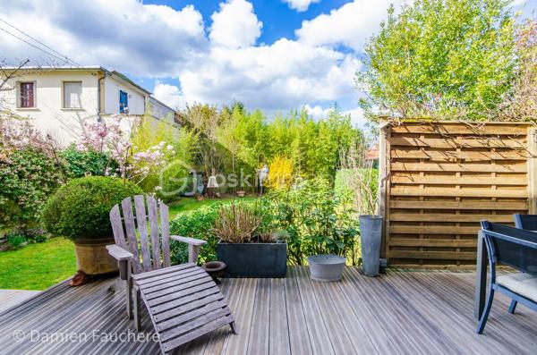 À seulement 5 minutes à pied de l’Institut Saint-Pierre, dans un quartier très recherché à Yerres, cette maison familiale d’environ 150 m² habitables est édifiée sur un terrain clos et arboré de 431 m², à proximité immédiate des commerces et des transports.

En excellent état général et parfaitement entretenue, elle offre des volumes confortables pour une famille et une belle luminosité grâce à son exposition traversante Est/Ouest.

Elle se compose au rez-de-chaussée d’une entrée avec rangements, d’une cuisine récente aménagée et équipée Schmidt , d’un double séjour traversant avec cheminée, lumineux et convivial, d’un bureau idéal pour le télétravail, pouvant devenir une pièce d'eau si besoin, d’un WC indépendant ainsi que d’un cellier / buanderie.

À l’étage, vous trouverez trois belles chambres, un grand dressing pouvant facilement être transformé en quatrième chambre sur ce niveau, , une salle de bains avec WC, une salle d’eau ainsi que de nombreux rangements.

Les combles sont aménagés en un bel espace polyvalent (salle de jeux, atelier, espace détente), offrant également un réel potentiel d’évolution, notamment pour la création d’une suite parentale.

À l’extérieur, le jardin clos et arboré, bien entretenu, propose plusieurs espaces de vie avec deux terrasses idéalement exposées, propices aux moments de détente en famille ou entre amis.

Un garage traversant permettant de stationner deux véhicules, avec espace atelier et rangements, complète ce bien.

Équipements : chaudière gaz récente, double vitrage aluminium, fibre optique.

DPE : D
Situation idéale pour une vie de famille : écoles, commerces et transports accessibles rapidement, avec la forêt de Sénart à seulement 500 mètres.

Visite virtuelle disponible après premier échange par téléphone. 
Je suis disponible 7/7