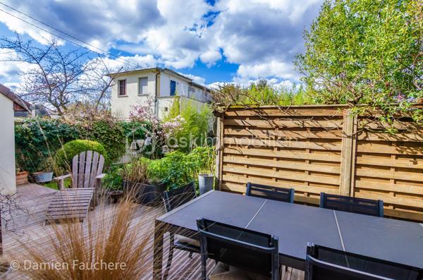 À seulement 5 minutes à pied de l’Institut Saint-Pierre, dans un quartier très recherché à Yerres, cette maison familiale d’environ 150 m² habitables est édifiée sur un terrain clos et arboré de 431 m², à proximité immédiate des commerces et des transports.

En excellent état général et parfaitement entretenue, elle offre des volumes confortables pour une famille et une belle luminosité grâce à son exposition traversante Est/Ouest.

Elle se compose au rez-de-chaussée d’une entrée avec rangements, d’une cuisine récente aménagée et équipée Schmidt , d’un double séjour traversant avec cheminée, lumineux et convivial, d’un bureau idéal pour le télétravail, pouvant devenir une pièce d'eau si besoin, d’un WC indépendant ainsi que d’un cellier / buanderie.

À l’étage, vous trouverez trois belles chambres, un grand dressing pouvant facilement être transformé en quatrième chambre sur ce niveau, , une salle de bains avec WC, une salle d’eau ainsi que de nombreux rangements.

Les combles sont aménagés en un bel espace polyvalent (salle de jeux, atelier, espace détente), offrant également un réel potentiel d’évolution, notamment pour la création d’une suite parentale.

À l’extérieur, le jardin clos et arboré, bien entretenu, propose plusieurs espaces de vie avec deux terrasses idéalement exposées, propices aux moments de détente en famille ou entre amis.

Un garage traversant permettant de stationner deux véhicules, avec espace atelier et rangements, complète ce bien.

Équipements : chaudière gaz récente, double vitrage aluminium, fibre optique.

DPE : D
Situation idéale pour une vie de famille : écoles, commerces et transports accessibles rapidement, avec la forêt de Sénart à seulement 500 mètres.

Visite virtuelle disponible après premier échange par téléphone. 
Je suis disponible 7/7