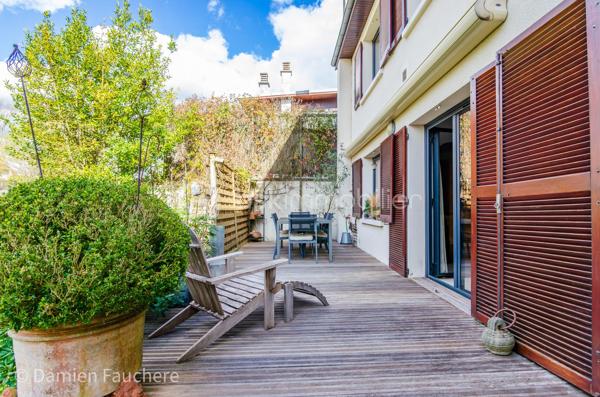 À seulement 5 minutes à pied de l’Institut Saint-Pierre, dans un quartier très recherché à Yerres, cette maison familiale d’environ 150 m² habitables est édifiée sur un terrain clos et arboré de 431 m², à proximité immédiate des commerces et des transports.

En excellent état général et parfaitement entretenue, elle offre des volumes confortables pour une famille et une belle luminosité grâce à son exposition traversante Est/Ouest.

Elle se compose au rez-de-chaussée d’une entrée avec rangements, d’une cuisine récente aménagée et équipée Schmidt , d’un double séjour traversant avec cheminée, lumineux et convivial, d’un bureau idéal pour le télétravail, pouvant devenir une pièce d'eau si besoin, d’un WC indépendant ainsi que d’un cellier / buanderie.

À l’étage, vous trouverez trois belles chambres, un grand dressing pouvant facilement être transformé en quatrième chambre sur ce niveau, , une salle de bains avec WC, une salle d’eau ainsi que de nombreux rangements.

Les combles sont aménagés en un bel espace polyvalent (salle de jeux, atelier, espace détente), offrant également un réel potentiel d’évolution, notamment pour la création d’une suite parentale.

À l’extérieur, le jardin clos et arboré, bien entretenu, propose plusieurs espaces de vie avec deux terrasses idéalement exposées, propices aux moments de détente en famille ou entre amis.

Un garage traversant permettant de stationner deux véhicules, avec espace atelier et rangements, complète ce bien.

Équipements : chaudière gaz récente, double vitrage aluminium, fibre optique.

DPE : D
Situation idéale pour une vie de famille : écoles, commerces et transports accessibles rapidement, avec la forêt de Sénart à seulement 500 mètres.

Visite virtuelle disponible après premier échange par téléphone. 
Je suis disponible 7/7
