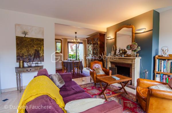 À seulement 5 minutes à pied de l’Institut Saint-Pierre, dans un quartier très recherché à Yerres, cette maison familiale d’environ 150 m² habitables est édifiée sur un terrain clos et arboré de 431 m², à proximité immédiate des commerces et des transports.

En excellent état général et parfaitement entretenue, elle offre des volumes confortables pour une famille et une belle luminosité grâce à son exposition traversante Est/Ouest.

Elle se compose au rez-de-chaussée d’une entrée avec rangements, d’une cuisine récente aménagée et équipée Schmidt , d’un double séjour traversant avec cheminée, lumineux et convivial, d’un bureau idéal pour le télétravail, pouvant devenir une pièce d'eau si besoin, d’un WC indépendant ainsi que d’un cellier / buanderie.

À l’étage, vous trouverez trois belles chambres, un grand dressing pouvant facilement être transformé en quatrième chambre sur ce niveau, , une salle de bains avec WC, une salle d’eau ainsi que de nombreux rangements.

Les combles sont aménagés en un bel espace polyvalent (salle de jeux, atelier, espace détente), offrant également un réel potentiel d’évolution, notamment pour la création d’une suite parentale.

À l’extérieur, le jardin clos et arboré, bien entretenu, propose plusieurs espaces de vie avec deux terrasses idéalement exposées, propices aux moments de détente en famille ou entre amis.

Un garage traversant permettant de stationner deux véhicules, avec espace atelier et rangements, complète ce bien.

Équipements : chaudière gaz récente, double vitrage aluminium, fibre optique.

DPE : D
Situation idéale pour une vie de famille : écoles, commerces et transports accessibles rapidement, avec la forêt de Sénart à seulement 500 mètres.

Visite virtuelle disponible après premier échange par téléphone. 
Je suis disponible 7/7