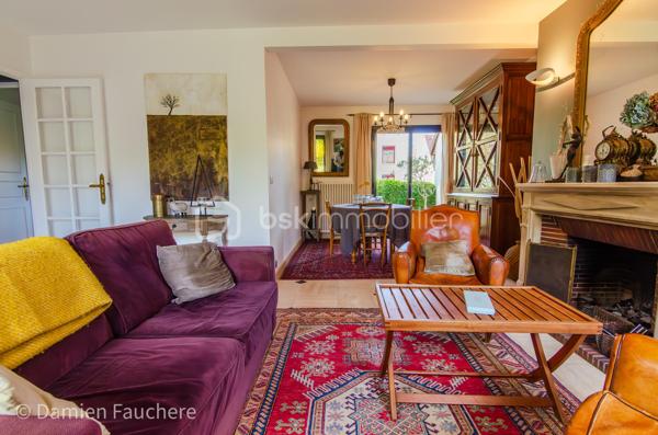 À seulement 5 minutes à pied de l’Institut Saint-Pierre, dans un quartier très recherché à Yerres, cette maison familiale d’environ 150 m² habitables est édifiée sur un terrain clos et arboré de 431 m², à proximité immédiate des commerces et des transports.

En excellent état général et parfaitement entretenue, elle offre des volumes confortables pour une famille et une belle luminosité grâce à son exposition traversante Est/Ouest.

Elle se compose au rez-de-chaussée d’une entrée avec rangements, d’une cuisine récente aménagée et équipée Schmidt , d’un double séjour traversant avec cheminée, lumineux et convivial, d’un bureau idéal pour le télétravail, pouvant devenir une pièce d'eau si besoin, d’un WC indépendant ainsi que d’un cellier / buanderie.

À l’étage, vous trouverez trois belles chambres, un grand dressing pouvant facilement être transformé en quatrième chambre sur ce niveau, , une salle de bains avec WC, une salle d’eau ainsi que de nombreux rangements.

Les combles sont aménagés en un bel espace polyvalent (salle de jeux, atelier, espace détente), offrant également un réel potentiel d’évolution, notamment pour la création d’une suite parentale.

À l’extérieur, le jardin clos et arboré, bien entretenu, propose plusieurs espaces de vie avec deux terrasses idéalement exposées, propices aux moments de détente en famille ou entre amis.

Un garage traversant permettant de stationner deux véhicules, avec espace atelier et rangements, complète ce bien.

Équipements : chaudière gaz récente, double vitrage aluminium, fibre optique.

DPE : D
Situation idéale pour une vie de famille : écoles, commerces et transports accessibles rapidement, avec la forêt de Sénart à seulement 500 mètres.

Visite virtuelle disponible après premier échange par téléphone. 
Je suis disponible 7/7