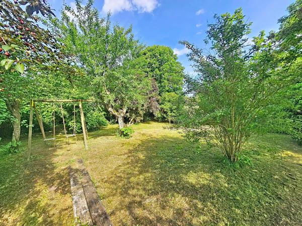 Maison avec grand jardin arboré de plus de 1 400 m² – Gare et commerces à pied