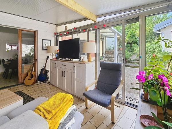 Maison avec grand jardin arboré de plus de 1 400 m² – Gare et commerces à pied