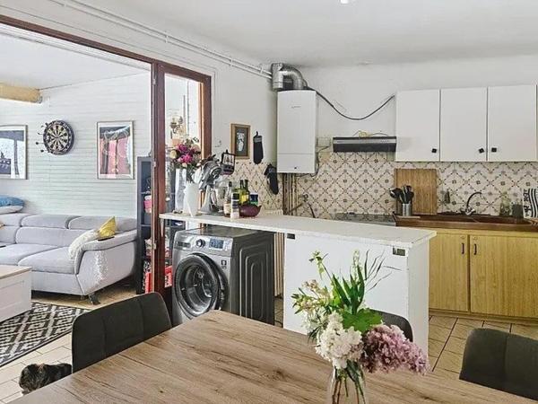 Maison avec grand jardin arboré de plus de 1 400 m² – Gare et commerces à pied