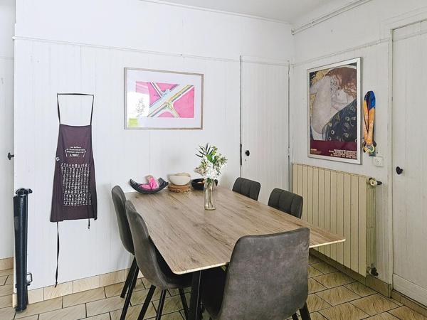 Maison avec grand jardin arboré de plus de 1 400 m² – Gare et commerces à pied