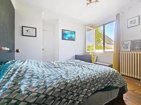 Maison avec grand jardin arboré de plus de 1 400 m² – Gare et commerces à pied