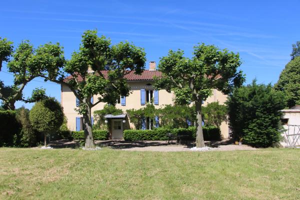 Ancienne maison de vigneron de charme avec piscine et vue panoramique sur la campagne