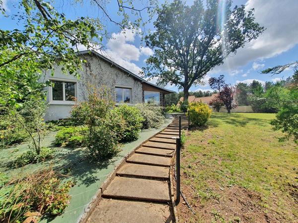 Maison Ecommoy 103 m² - 2 chambres - Jardin et garage