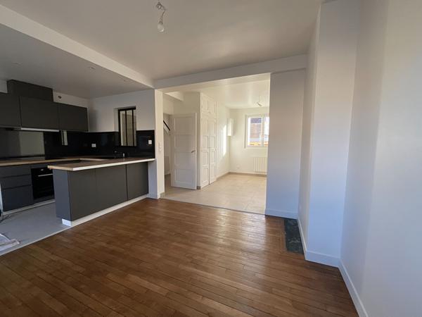TRES BELLE MAISON DE VILLE ENTIEREMENT RENOVEE AVEC 5 CHAMBRES 3 SALLE S DE BAINS SOTTEVILLE LES ROUEN
