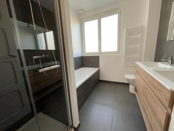 TRES BELLE MAISON DE VILLE ENTIEREMENT RENOVEE AVEC 5 CHAMBRES 3 SALLE S DE BAINS SOTTEVILLE LES ROUEN