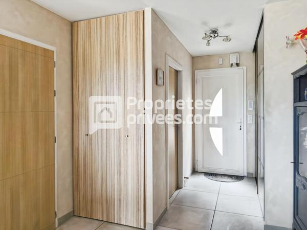 Contemporaine grand confort de plain pied, équipée PMR, 3 chambres, vaste terrasse sur vue dégagée, jardin clôt paysagé