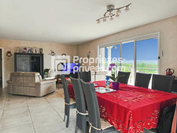 Contemporaine grand confort de plain pied, équipée PMR, 3 chambres, vaste terrasse sur vue dégagée, jardin clôt paysagé