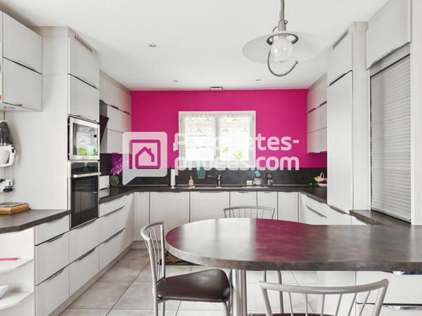 Contemporaine grand confort de plain pied, équipée PMR, 3 chambres, vaste terrasse sur vue dégagée, jardin clôt paysagé