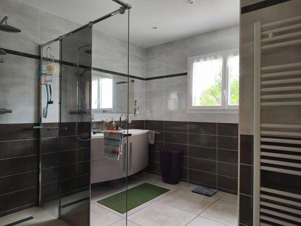 Contemporaine grand confort de plain pied, équipée PMR, 3 chambres, vaste terrasse sur vue dégagée, jardin clôt paysagé