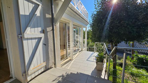 Maison d'artiste avec vue surplombant Lourdes et son château