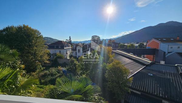Maison d'artiste avec vue surplombant Lourdes et son château