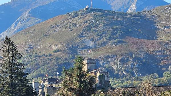 Maison d'artiste avec vue surplombant Lourdes et son château