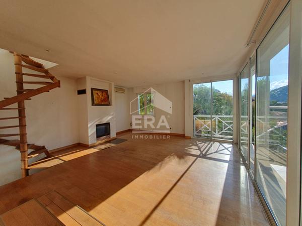 Maison d'artiste avec vue surplombant Lourdes et son château