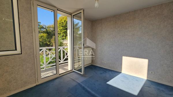 Maison d'artiste avec vue surplombant Lourdes et son château