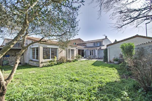 Maison de charme en pierre à vendre 6 pièces, 4 chambres à MARSILLY (17)