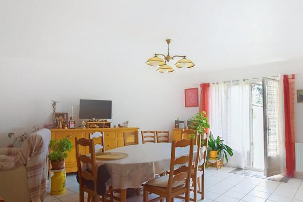 Situé à Romanéche Thorins  à proximité des  commerces et services ,appartement en RDC idéal pour une famille avec ses trois chambres