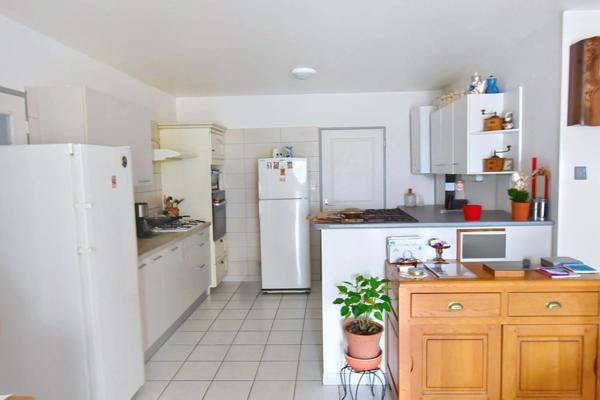 Situé à Romanéche Thorins  à proximité des  commerces et services ,appartement en RDC idéal pour une famille avec ses trois chambres