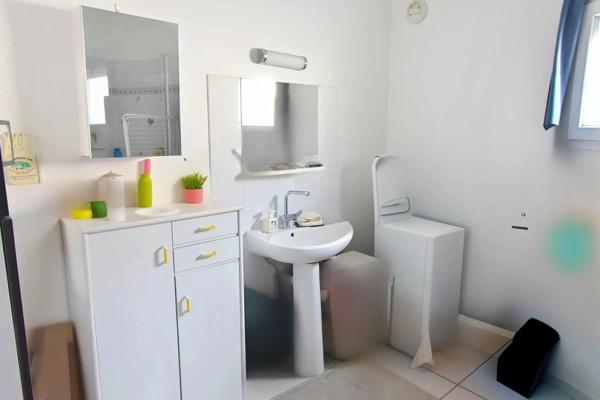 Situé à Romanéche Thorins  à proximité des  commerces et services ,appartement en RDC idéal pour une famille avec ses trois chambres