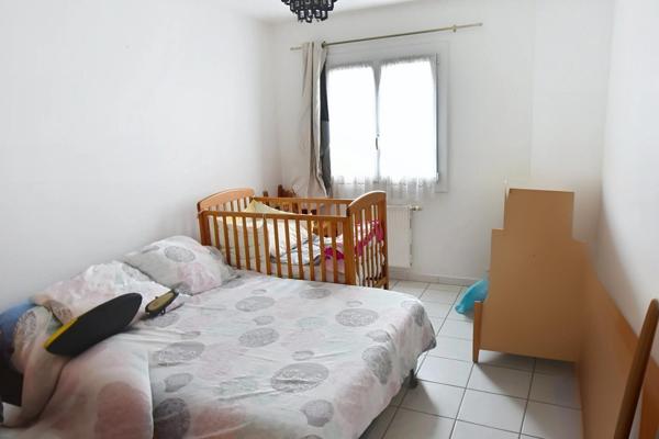 Situé à Romanéche Thorins  à proximité des  commerces et services ,appartement en RDC idéal pour une famille avec ses trois chambres