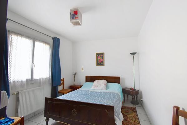 Situé à Romanéche Thorins  à proximité des  commerces et services ,appartement en RDC idéal pour une famille avec ses trois chambres