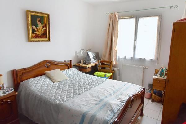 Situé à Romanéche Thorins  à proximité des  commerces et services ,appartement en RDC idéal pour une famille avec ses trois chambres