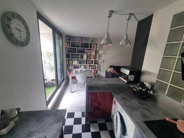 Studio 33 m² avec balcon filant, proche métro
